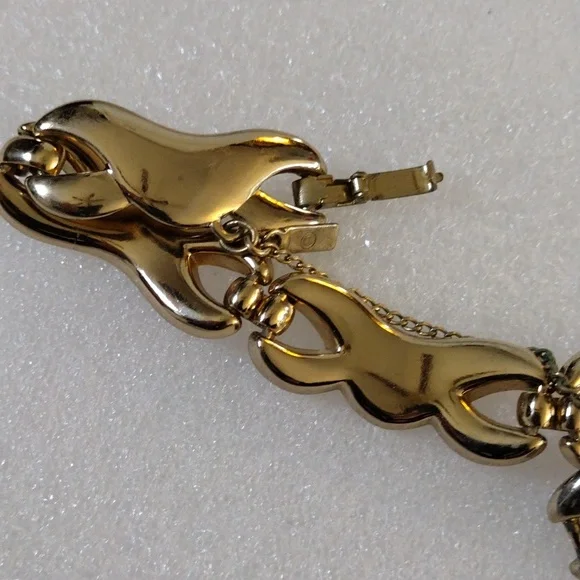 Monet beautiful faux gold linked bracelet. - Picture 4 of 8